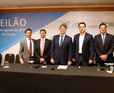 O Paraná é o primeiro Estado do Brasil a receber autonomia para administrar contratos de exploração de áreas dos portos organizados. O convênio de delegação de competência foi formalizado nesta terça-feira (13), na Bolsa de Valores de São Paulo (Bovespa), pelo ministro da Infraestrutura, Tarcísio de Freitas, e pelo governador Carlos Massa Ratinho Junior.