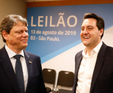 O Paraná é o primeiro Estado do Brasil a receber autonomia para administrar contratos de exploração de áreas dos portos organizados. O convênio de delegação de competência foi formalizado nesta terça-feira (13), na Bolsa de Valores de São Paulo (Bovespa), pelo ministro da Infraestrutura, Tarcísio de Freitas, e pelo governador Carlos Massa Ratinho Junior.