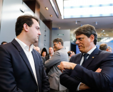 O governador Carlos Massa Ratinho Junior e o ministro da Infraestrutura, Tarcísio de Freitas, assinaram nesta terça-feira (13) um memorando de entendimento para o início de um trabalho conjunto de modelagem do novo programa de concessões de rodovias que cortam o Paraná. Foto: Rodrigo Felix Leal