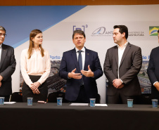 O governador Carlos Massa Ratinho Junior e o ministro da Infraestrutura, Tarcísio de Freitas, assinaram nesta terça-feira (13) um memorando de entendimento para o início de um trabalho conjunto de modelagem do novo programa de concessões de rodovias que cortam o Paraná.