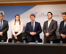 O governador Carlos Massa Ratinho Junior e o ministro da Infraestrutura, Tarcísio de Freitas, assinaram nesta terça-feira (13) um memorando de entendimento para o início de um trabalho conjunto de modelagem do novo programa de concessões de rodovias que cortam o Paraná.