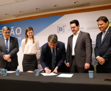 O governador Carlos Massa Ratinho Junior e o ministro da Infraestrutura, Tarcísio de Freitas, assinaram nesta terça-feira (13) um memorando de entendimento para o início de um trabalho conjunto de modelagem do novo programa de concessões de rodovias que cortam o Paraná.