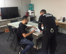 A Polícia Civil do Paraná (PCPR) cumpriu 11 mandados de busca e apreensão nesta terça-feira (13) em endereços ligados a uma rede de pet shops. Sócios e funcionários da empresa são suspeitos por maus-tratos a animais, estelionato e falsificação de documentos privados. Foto: Divulgação/Polícia Civil