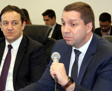 O secretário de Estado da Segurança Pública, Romulo Marinho Soares, assinou nesta terça-feira (13) dois convênios entre o Departamento Penitenciário do Paraná (Depen-PR) e outras duas instituições – a Faculdade de Pinhais (Fapi) e o Instituto Mundo Melhor. O objetivo dos termos firmados é levar serviços de educação e atendimento jurídico aos detentos do sistema prisional do Estado. Foto: Divulgação/SESP