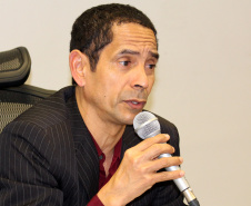O secretário de Estado da Segurança Pública, Romulo Marinho Soares, assinou nesta terça-feira (13) dois convênios entre o Departamento Penitenciário do Paraná (Depen-PR) e outras duas instituições – a Faculdade de Pinhais (Fapi) e o Instituto Mundo Melhor. O objetivo dos termos firmados é levar serviços de educação e atendimento jurídico aos detentos do sistema prisional do Estado. Foto: Divulgação/SESP