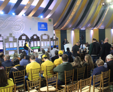 Nesta terça-feira (12), o Governo do Estado e o Banco do Brasil realizaram a entrega simbólica de equipamentos financiados pelo Programa Trator Solidário para os produtores Joelson Carneiro, de Castro; Simão Aziz Scheiffer Maluf, e Lucas Geraldo Moresco, ambos de Ipiranga; e Isais de Ávila, de Tibagi