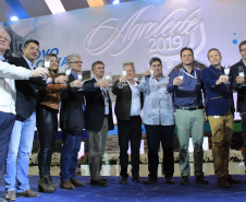 Nesta terça-feira (12), o Governo do Estado e o Banco do Brasil realizaram a entrega simbólica de equipamentos financiados pelo Programa Trator Solidário para os produtores Joelson Carneiro, de Castro; Simão Aziz Scheiffer Maluf, e Lucas Geraldo Moresco, ambos de Ipiranga; e Isais de Ávila, de Tibagi