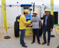 Nesta terça-feira (12), o Governo do Estado e o Banco do Brasil realizaram a entrega simbólica de equipamentos financiados pelo Programa Trator Solidário para os produtores Joelson Carneiro, de Castro; Simão Aziz Scheiffer Maluf, e Lucas Geraldo Moresco, ambos de Ipiranga; e Isais de Ávila, de Tibagi