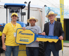 Nesta terça-feira (12), o Governo do Estado e o Banco do Brasil realizaram a entrega simbólica de equipamentos financiados pelo Programa Trator Solidário para os produtores Joelson Carneiro, de Castro; Simão Aziz Scheiffer Maluf, e Lucas Geraldo Moresco, ambos de Ipiranga; e Isais de Ávila, de Tibagi