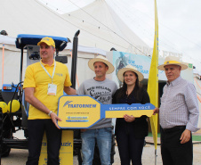 Nesta terça-feira (12), o Governo do Estado e o Banco do Brasil realizaram a entrega simbólica de equipamentos financiados pelo Programa Trator Solidário para os produtores Joelson Carneiro, de Castro; Simão Aziz Scheiffer Maluf, e Lucas Geraldo Moresco, ambos de Ipiranga; e Isais de Ávila, de Tibagi