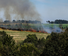 O Corpo de Bombeiros do Paraná reforçou o trabalho preventivo e de comunicação que desenvolve em todas as suas sedes regionais sobre os cuidados para evitar incêndios. O inverno é o período do ano que costuma registrar aumento no número de queimadas nas vegetações em função do clima seco, falta de chuvas e ventos fortes. Foto: Geraldo Bubniak/ANPr