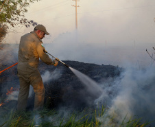 O Corpo de Bombeiros do Paraná reforçou o trabalho preventivo e de comunicação que desenvolve em todas as suas sedes regionais sobre os cuidados para evitar incêndios. O inverno é o período do ano que costuma registrar aumento no número de queimadas nas vegetações em função do clima seco, falta de chuvas e ventos fortes.