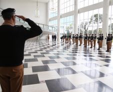 O vice-governador Darci Piana recebeu nesta quarta-feira (14), no Palácio Iguaçu, o embaixador da Nova Zelândia, Chris Langley, e reafirmou o interesse do Paraná em desenvolver projetos de cooperação nas áreas da agricultura, educação e turismo. Piana também apresentou os projetos estruturantes do Estado na área da infraestrutura, que envolvem melhorias em rodovias, ferrovias, portos e aeroportos.Foto: José Fernando Ogura/AEN