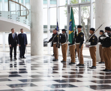 O vice-governador Darci Piana recebeu nesta quarta-feira (14), no Palácio Iguaçu, o embaixador da Nova Zelândia, Chris Langley, e reafirmou o interesse do Paraná em desenvolver projetos de cooperação nas áreas da agricultura, educação e turismo. Piana também apresentou os projetos estruturantes do Estado na área da infraestrutura, que envolvem melhorias em rodovias, ferrovias, portos e aeroportos.Foto: José Fernando Ogura/AEN