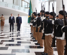O vice-governador Darci Piana recebeu nesta quarta-feira (14), no Palácio Iguaçu, o embaixador da Nova Zelândia, Chris Langley, e reafirmou o interesse do Paraná em desenvolver projetos de cooperação nas áreas da agricultura, educação e turismo. Piana também apresentou os projetos estruturantes do Estado na área da infraestrutura, que envolvem melhorias em rodovias, ferrovias, portos e aeroportos.Foto: José Fernando Ogura/AEN