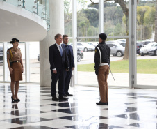 O vice-governador Darci Piana recebeu nesta quarta-feira (14), no Palácio Iguaçu, o embaixador da Nova Zelândia, Chris Langley, e reafirmou o interesse do Paraná em desenvolver projetos de cooperação nas áreas da agricultura, educação e turismo. Piana também apresentou os projetos estruturantes do Estado na área da infraestrutura, que envolvem melhorias em rodovias, ferrovias, portos e aeroportos.Foto: José Fernando Ogura/AEN