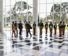 O vice-governador Darci Piana recebeu nesta quarta-feira (14), no Palácio Iguaçu, o embaixador da Nova Zelândia, Chris Langley, e reafirmou o interesse do Paraná em desenvolver projetos de cooperação nas áreas da agricultura, educação e turismo. Piana também apresentou os projetos estruturantes do Estado na área da infraestrutura, que envolvem melhorias em rodovias, ferrovias, portos e aeroportos.Foto: José Fernando Ogura/AEN