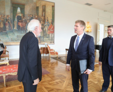 O vice-governador Darci Piana recebeu nesta quarta-feira (14), no Palácio Iguaçu, o embaixador da Nova Zelândia, Chris Langley, e reafirmou o interesse do Paraná em desenvolver projetos de cooperação nas áreas da agricultura, educação e turismo. Piana também apresentou os projetos estruturantes do Estado na área da infraestrutura, que envolvem melhorias em rodovias, ferrovias, portos e aeroportos.Foto: José Fernando Ogura/AEN