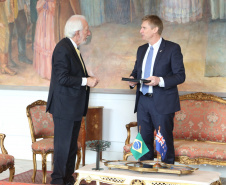 O vice-governador Darci Piana recebeu nesta quarta-feira (14), no Palácio Iguaçu, o embaixador da Nova Zelândia, Chris Langley, e reafirmou o interesse do Paraná em desenvolver projetos de cooperação nas áreas da agricultura, educação e turismo. Piana também apresentou os projetos estruturantes do Estado na área da infraestrutura, que envolvem melhorias em rodovias, ferrovias, portos e aeroportos.Foto: José Fernando Ogura/AEN
