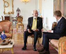 O vice-governador Darci Piana recebeu nesta quarta-feira (14), no Palácio Iguaçu, o embaixador da Nova Zelândia, Chris Langley, e reafirmou o interesse do Paraná em desenvolver projetos de cooperação nas áreas da agricultura, educação e turismo. Piana também apresentou os projetos estruturantes do Estado na área da infraestrutura, que envolvem melhorias em rodovias, ferrovias, portos e aeroportos.Foto: José Fernando Ogura/AEN