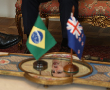 O vice-governador Darci Piana recebeu nesta quarta-feira (14), no Palácio Iguaçu, o embaixador da Nova Zelândia, Chris Langley, e reafirmou o interesse do Paraná em desenvolver projetos de cooperação nas áreas da agricultura, educação e turismo. Piana também apresentou os projetos estruturantes do Estado na área da infraestrutura, que envolvem melhorias em rodovias, ferrovias, portos e aeroportos.Foto: José Fernando Ogura/AEN