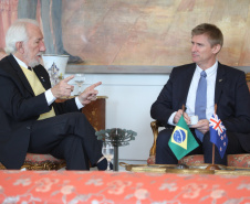 O vice-governador Darci Piana recebeu nesta quarta-feira (14), no Palácio Iguaçu, o embaixador da Nova Zelândia, Chris Langley, e reafirmou o interesse do Paraná em desenvolver projetos de cooperação nas áreas da agricultura, educação e turismo. Piana também apresentou os projetos estruturantes do Estado na área da infraestrutura, que envolvem melhorias em rodovias, ferrovias, portos e aeroportos.Foto: José Fernando Ogura/AEN