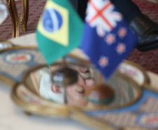 O vice-governador Darci Piana recebeu nesta quarta-feira (14), no Palácio Iguaçu, o embaixador da Nova Zelândia, Chris Langley, e reafirmou o interesse do Paraná em desenvolver projetos de cooperação nas áreas da agricultura, educação e turismo. Piana também apresentou os projetos estruturantes do Estado na área da infraestrutura, que envolvem melhorias em rodovias, ferrovias, portos e aeroportos.Foto: José Fernando Ogura/AEN