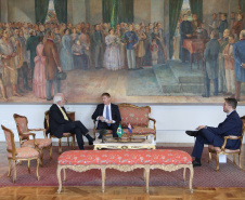 O vice-governador Darci Piana recebeu nesta quarta-feira (14), no Palácio Iguaçu, o embaixador da Nova Zelândia, Chris Langley, e reafirmou o interesse do Paraná em desenvolver projetos de cooperação nas áreas da agricultura, educação e turismo. Piana também apresentou os projetos estruturantes do Estado na área da infraestrutura, que envolvem melhorias em rodovias, ferrovias, portos e aeroportos.Foto: José Fernando Ogura/AEN