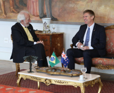 O vice-governador Darci Piana recebeu nesta quarta-feira (14), no Palácio Iguaçu, o embaixador da Nova Zelândia, Chris Langley, e reafirmou o interesse do Paraná em desenvolver projetos de cooperação nas áreas da agricultura, educação e turismo. Piana também apresentou os projetos estruturantes do Estado na área da infraestrutura, que envolvem melhorias em rodovias, ferrovias, portos e aeroportos.Foto: José Fernando Ogura/AEN