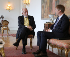 O vice-governador Darci Piana recebeu nesta quarta-feira (14), no Palácio Iguaçu, o embaixador da Nova Zelândia, Chris Langley, e reafirmou o interesse do Paraná em desenvolver projetos de cooperação nas áreas da agricultura, educação e turismo. Piana também apresentou os projetos estruturantes do Estado na área da infraestrutura, que envolvem melhorias em rodovias, ferrovias, portos e aeroportos.Foto: José Fernando Ogura/AEN
