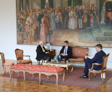 O vice-governador Darci Piana recebeu nesta quarta-feira (14), no Palácio Iguaçu, o embaixador da Nova Zelândia, Chris Langley, e reafirmou o interesse do Paraná em desenvolver projetos de cooperação nas áreas da agricultura, educação e turismo. Piana também apresentou os projetos estruturantes do Estado na área da infraestrutura, que envolvem melhorias em rodovias, ferrovias, portos e aeroportos.Foto: José Fernando Ogura/AEN
