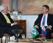O vice-governador Darci Piana recebeu nesta quarta-feira (14), no Palácio Iguaçu, o embaixador da Nova Zelândia, Chris Langley, e reafirmou o interesse do Paraná em desenvolver projetos de cooperação nas áreas da agricultura, educação e turismo. Piana também apresentou os projetos estruturantes do Estado na área da infraestrutura, que envolvem melhorias em rodovias, ferrovias, portos e aeroportos.Foto: José Fernando Ogura/AEN