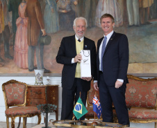 O vice-governador Darci Piana recebeu nesta quarta-feira (14), no Palácio Iguaçu, o embaixador da Nova Zelândia, Chris Langley, e reafirmou o interesse do Paraná em desenvolver projetos de cooperação nas áreas da agricultura, educação e turismo. Piana também apresentou os projetos estruturantes do Estado na área da infraestrutura, que envolvem melhorias em rodovias, ferrovias, portos e aeroportos.Foto: José Fernando Ogura/AEN