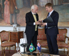 O vice-governador Darci Piana recebeu nesta quarta-feira (14), no Palácio Iguaçu, o embaixador da Nova Zelândia, Chris Langley, e reafirmou o interesse do Paraná em desenvolver projetos de cooperação nas áreas da agricultura, educação e turismo. Piana também apresentou os projetos estruturantes do Estado na área da infraestrutura, que envolvem melhorias em rodovias, ferrovias, portos e aeroportos.Foto: José Fernando Ogura/AEN
