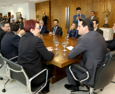 O Governo do Estado e a Microsoft Brasil firmaram nesta quarta-feira (14), protocolo de intenções para colaboração mútua em ações nas áreas da educação, qualificação, inovação e empreendedorismo. O documento foi assinado pelo governador Carlos Massa Ratinho Junior e a presidente da Microsoft Brasil, Tânia Conte Cosentino.