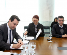 O Governo do Estado e a Microsoft Brasil firmaram nesta quarta-feira (14), protocolo de intenções para colaboração mútua em ações nas áreas da educação, qualificação, inovação e empreendedorismo. O documento foi assinado pelo governador Carlos Massa Ratinho Junior e a presidente da Microsoft Brasil, Tânia Conte Cosentino.