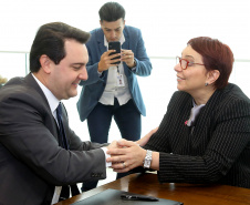 O Governo do Estado e a Microsoft Brasil firmaram nesta quarta-feira (14), protocolo de intenções para colaboração mútua em ações nas áreas da educação, qualificação, inovação e empreendedorismo. O documento foi assinado pelo governador Carlos Massa Ratinho Junior e a presidente da Microsoft Brasil, Tânia Conte Cosentino.