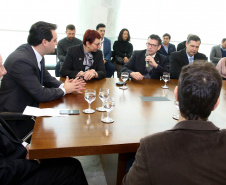 O Governo do Estado e a Microsoft Brasil firmaram nesta quarta-feira (14), protocolo de intenções para colaboração mútua em ações nas áreas da educação, qualificação, inovação e empreendedorismo. O documento foi assinado pelo governador Carlos Massa Ratinho Junior e a presidente da Microsoft Brasil, Tânia Conte Cosentino.