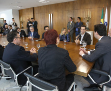 O Governo do Estado e a Microsoft Brasil firmaram nesta quarta-feira (14), protocolo de intenções para colaboração mútua em ações nas áreas da educação, qualificação, inovação e empreendedorismo. O documento foi assinado pelo governador Carlos Massa Ratinho Junior e a presidente da Microsoft Brasil, Tânia Conte Cosentino.