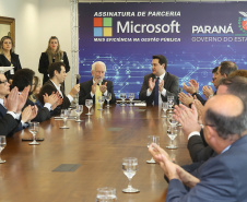 O Governo do Estado e a Microsoft Brasil firmaram nesta quarta-feira (14), protocolo de intenções para colaboração mútua em ações nas áreas da educação, qualificação, inovação e empreendedorismo. O documento foi assinado pelo governador Carlos Massa Ratinho Junior e a presidente da Microsoft Brasil, Tânia Conte Cosentino.