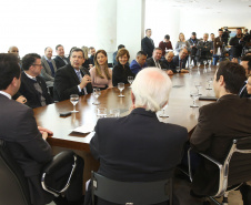 O Governo do Estado e a Microsoft Brasil firmaram nesta quarta-feira (14), protocolo de intenções para colaboração mútua em ações nas áreas da educação, qualificação, inovação e empreendedorismo. O documento foi assinado pelo governador Carlos Massa Ratinho Junior e a presidente da Microsoft Brasil, Tânia Conte Cosentino.