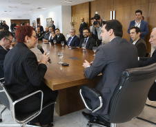 O Governo do Estado e a Microsoft Brasil firmaram nesta quarta-feira (14), protocolo de intenções para colaboração mútua em ações nas áreas da educação, qualificação, inovação e empreendedorismo. O documento foi assinado pelo governador Carlos Massa Ratinho Junior e a presidente da Microsoft Brasil, Tânia Conte Cosentino.