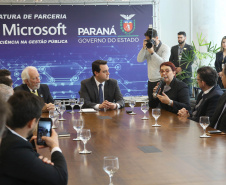 O Governo do Estado e a Microsoft Brasil firmaram nesta quarta-feira (14), protocolo de intenções para colaboração mútua em ações nas áreas da educação, qualificação, inovação e empreendedorismo. O documento foi assinado pelo governador Carlos Massa Ratinho Junior e a presidente da Microsoft Brasil, Tânia Conte Cosentino.