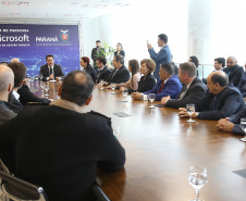 O Governo do Estado e a Microsoft Brasil firmaram nesta quarta-feira (14), protocolo de intenções para colaboração mútua em ações nas áreas da educação, qualificação, inovação e empreendedorismo. O documento foi assinado pelo governador Carlos Massa Ratinho Junior e a presidente da Microsoft Brasil, Tânia Conte Cosentino.