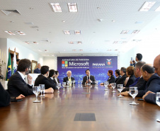 O Governo do Estado e a Microsoft Brasil firmaram nesta quarta-feira (14), protocolo de intenções para colaboração mútua em ações nas áreas da educação, qualificação, inovação e empreendedorismo. O documento foi assinado pelo governador Carlos Massa Ratinho Junior e a presidente da Microsoft Brasil, Tânia Conte Cosentino.