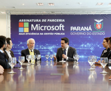 O Governo do Estado e a Microsoft Brasil firmaram nesta quarta-feira (14), protocolo de intenções para colaboração mútua em ações nas áreas da educação, qualificação, inovação e empreendedorismo. O documento foi assinado pelo governador Carlos Massa Ratinho Junior e a presidente da Microsoft Brasil, Tânia Conte Cosentino.