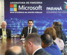 O Governo do Estado e a Microsoft Brasil firmaram nesta quarta-feira (14), protocolo de intenções para colaboração mútua em ações nas áreas da educação, qualificação, inovação e empreendedorismo. O documento foi assinado pelo governador Carlos Massa Ratinho Junior e a presidente da Microsoft Brasil, Tânia Conte Cosentino.