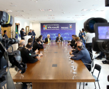 O Governo do Estado e a Microsoft Brasil firmaram nesta quarta-feira (14), protocolo de intenções para colaboração mútua em ações nas áreas da educação, qualificação, inovação e empreendedorismo. O documento foi assinado pelo governador Carlos Massa Ratinho Junior e a presidente da Microsoft Brasil, Tânia Conte Cosentino.