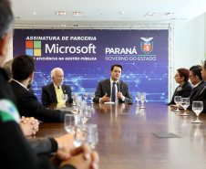 O Governo do Estado e a Microsoft Brasil firmaram nesta quarta-feira (14), protocolo de intenções para colaboração mútua em ações nas áreas da educação, qualificação, inovação e empreendedorismo. O documento foi assinado pelo governador Carlos Massa Ratinho Junior e a presidente da Microsoft Brasil, Tânia Conte Cosentino.