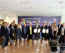O Governo do Estado e a Microsoft Brasil firmaram nesta quarta-feira (14), protocolo de intenções para colaboração mútua em ações nas áreas da educação, qualificação, inovação e empreendedorismo. O documento foi assinado pelo governador Carlos Massa Ratinho Junior e a presidente da Microsoft Brasil, Tânia Conte Cosentino.